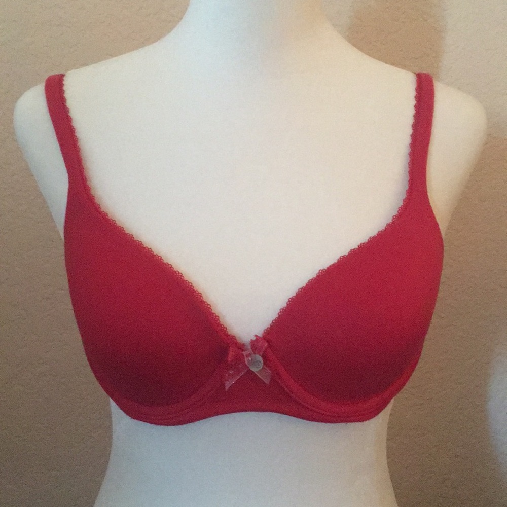 Victoria’s Secret red bra 32C